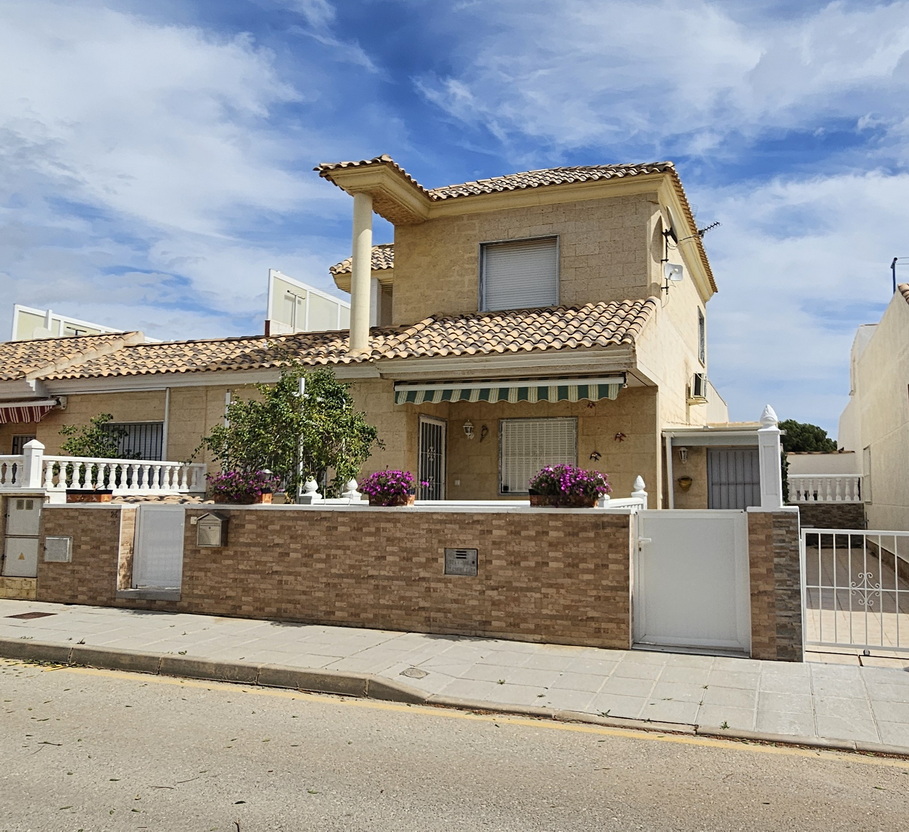 Villa for sale in Pilar de la Horadada by Pinar Properties